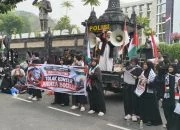 Bawa Bendera Palestina, Ormas Islam Gelar Aksi Tolak Konser Andrea Bocelli di Polda Jateng