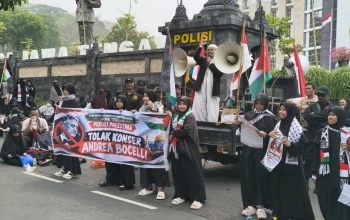 Bawa Bendera Palestina, Ormas Islam Gelar Aksi Tolak Konser Andrea Bocelli di Polda Jateng