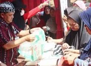 Bazar Pangan Murah Ungaran Barat Diserbu Warga, Bupati Ikut Layani Transaksi