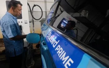 Pengemudi Taksi Bluebird Prime, Mochammad Moga Vita Anugerah (48), sedang mengisi daya baterai kendaraan listrik BYD e6, di Stasiun Pengisian Kendaraan Listrik Umum (SPKLU) PT PLN UP3 Semarang, Jalan Pemuda, Kota Semarang, Jawa Tengah, Selasa malam, 27 Oktober 2026. (Diaz A Abidin/beritajateng.tv)