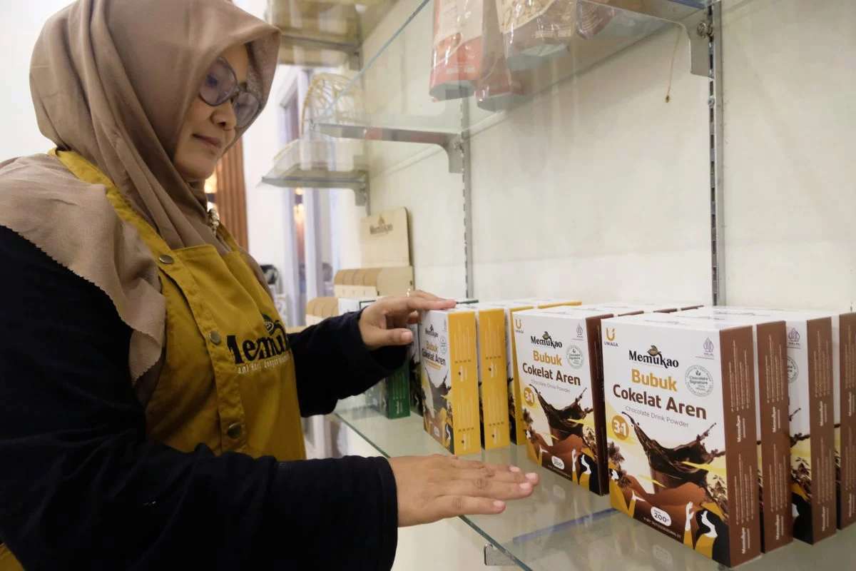 Setidaknya ada tiga menu hasil produksi dan kreasi Indarwati (36) di Rumah Cokelat Memukao di Desa Margolelo, Kecamatan Kandangan, Kabupaten Temanggung, Jawa Tengah. Di antaranya Cokelat Aren 3 in 1, Cokelat Aren Signature, dan Cokelat Aren Less Sugar.