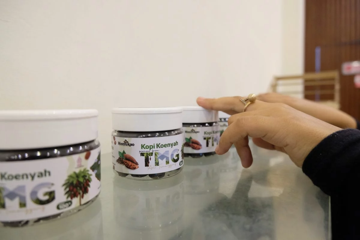 Salah satu produk inovasi lainnya yang menjadi unggulan di Rumah Cokelat Memukao milik Indarwati (36) di Kabupaten Temanggung, yakni Cokelat Kopi Koenyah. Camilan ini perpaduan biji kopi sangrai dengan balutan cokelat pasta. (Diaz A Abidin/beritajateng.tv)