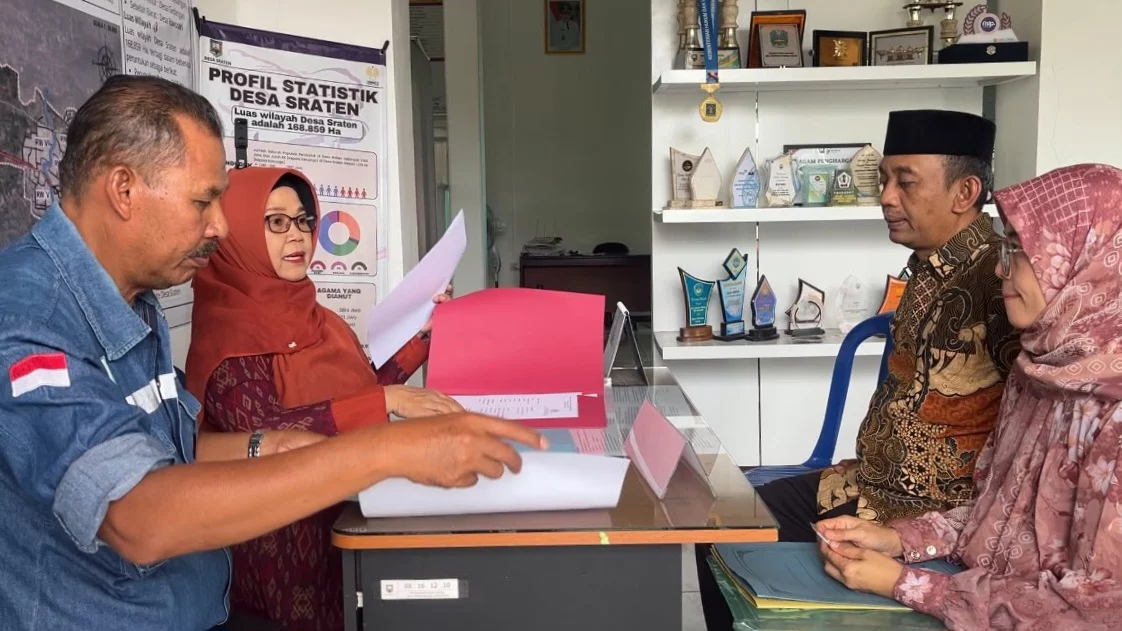 Aiptu Amin Sutadi (dua dari kanan), anggota Polsek Sidomukti, Polres Salatiga mendaftar bakal calon kepala desa di seketariat panitia pendaftaran pilkades Desa Sraten, Kecamatan Tuntang, Kabupaten Semarang, Jumat, 09 Oktober 2026. (Bowo Pribadi/beritajateng.tv)