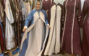 Sudarti, pedagang baju gamis viral 'buka pintu' yang memamerkan dagangannya di Pasar Johar Tengah Blok Teratai IV, Kota Semarang, Sabtu, 10 Oktober 2026. (Yuni Esa Anugrah/beritajateng.tv)