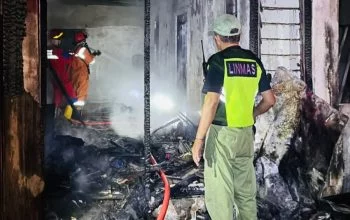 Sebuah rumah di lingkungan Watububan RT 03/RW 02 Kelurahan Gedanganak Kecamatan Ungaran Timur Kabupaten Semarang terbakar, Rabu malam, 14 Oktober 2026. (Bowo Pribadi/beritajateng.tv)
