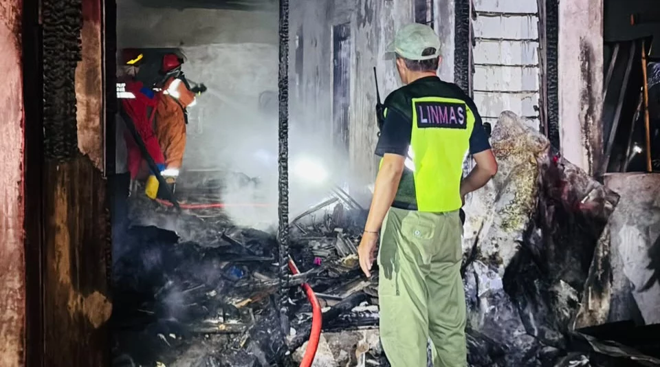 Sebuah rumah di lingkungan Watububan RT 03/RW 02 Kelurahan Gedanganak Kecamatan Ungaran Timur Kabupaten Semarang terbakar, Rabu malam, 14 Oktober 2026. (Bowo Pribadi/beritajateng.tv)