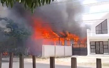 Sebuah rumah di Jalan Blora - Cepu, Desa Tempellemahbang, Jepon, Blora terbakar, Jumat, 16 Oktober 2026. (Heri/beritajateng.tv)
