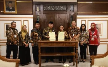 Direktur Bisnis Dana, Jasa dan UMKM Bank Jateng Anna Kusumarita bersama Kepala Kantor Wilayah Kementerian Agama Provinsi Jawa Tengah, Saiful Mujab, berfoto bersama usai penandatanganan Perjanjian Kerja Sama (PKS) antara Bank Jateng dan Kanwil Kemenag Provinsi Jawa Tengah di Kantor Wilayah Kementerian Agama Provinsi Jawa Tengah, Kamis, 15 Oktober 2026. (Foto: Dok. Bank Jateng)
