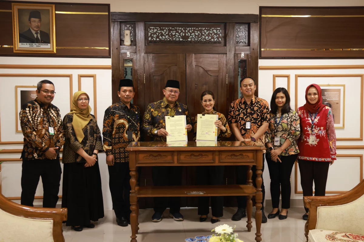 Direktur Bisnis Dana, Jasa dan UMKM Bank Jateng Anna Kusumarita bersama Kepala Kantor Wilayah Kementerian Agama Provinsi Jawa Tengah, Saiful Mujab, berfoto bersama usai penandatanganan Perjanjian Kerja Sama (PKS) antara Bank Jateng dan Kanwil Kemenag Provinsi Jawa Tengah di Kantor Wilayah Kementerian Agama Provinsi Jawa Tengah, Kamis, 15 Oktober 2026. (Foto: Dok. Bank Jateng)