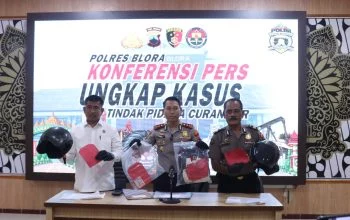 Kapores Blora AKBP Inggal Widya Perdana, menunjukan barang bukti kejahatan saat konferensi pers di Blora, Senin, 19 Oktober 2026.(Heri/beritajateng.tv)