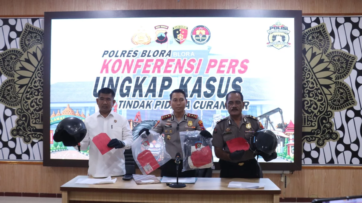 Kapores Blora AKBP Inggal Widya Perdana, menunjukan barang bukti kejahatan saat konferensi pers di Blora, Senin, 19 Oktober 2026.(Heri/beritajateng.tv)