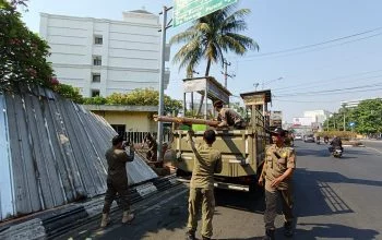 Satpol PP Bongkar 15 Bangunan PKL Baru di Jl Agus Salim dan Pemuda kota Semarang. (Ellya/beritajateng.tv)