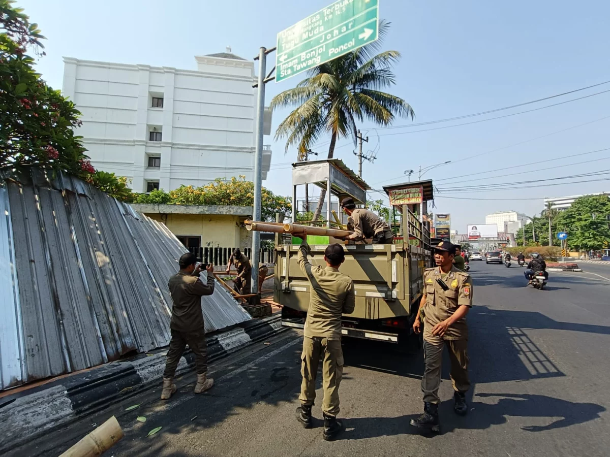 Satpol PP Bongkar 15 Bangunan PKL Baru di Jl Agus Salim dan Pemuda kota Semarang. (Ellya/beritajateng.tv)