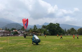 Antisipasi Risiko Tinggi, Tim Medis KONI Semarang Dampingi Paralayang