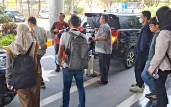 Komisi Pemberantasan Korupsi (KPK) geledah dua kantor Bea Cukai di Semarang dan mengamankan sejumlah barang bukti yang berkaitan dengan penyidikan dugaan korupsi sektor cukai.