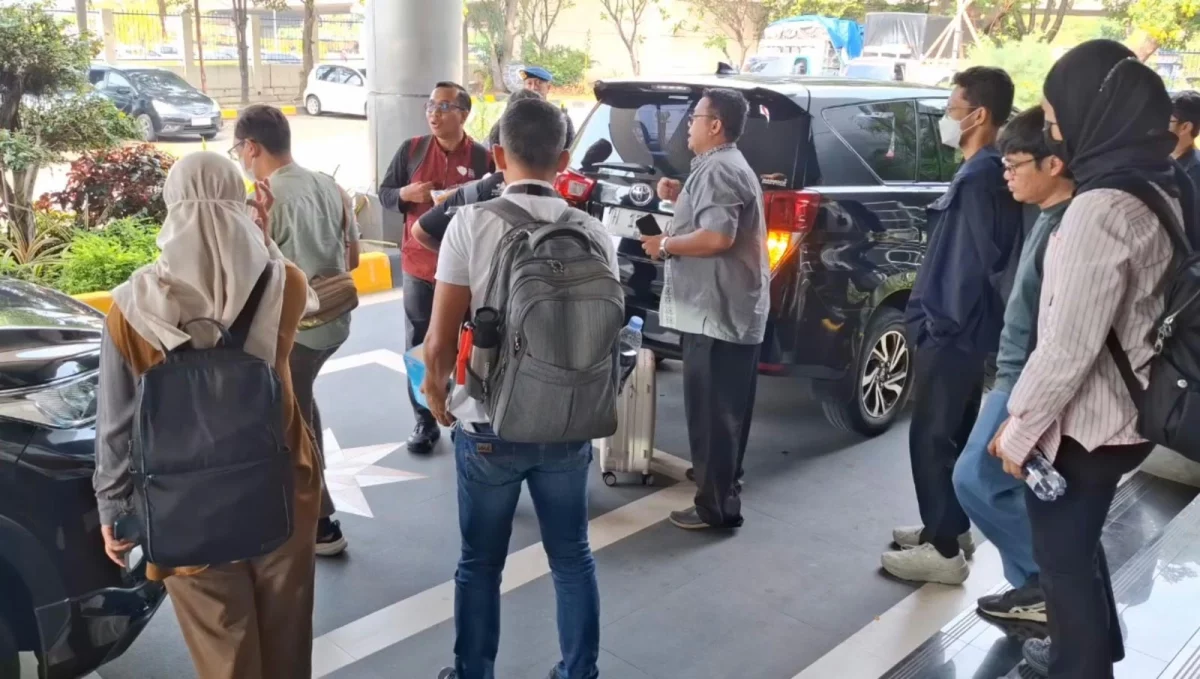 Komisi Pemberantasan Korupsi (KPK) geledah dua kantor Bea Cukai di Semarang dan mengamankan sejumlah barang bukti yang berkaitan dengan penyidikan dugaan korupsi sektor cukai.