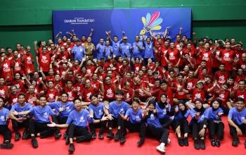 Para peserta dan penyelenggara serta perangkat pertandingan berfoto bersama saat pembukaan Kejuaraan Bulutangkis Antar Media (KBAM) Zona Tengah, Jawa Tengah - DI Yogyakarta, di Polytron Stadium Undip, Semarang, Selasa, 14 Oktober 2026. (Foto: Dok. KBAM)