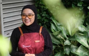 Pemilik usaha kuliner pangan Nusantara Kedai Takeone, Deborah Gita Sakinah berfoto di sisi gerai, Jalan Taman Gedung Batu Raya, Simongan, Kota Semarang, Rabu, 28 Oktober 2026. (Diaz A Abidin/beritajateng.tv)