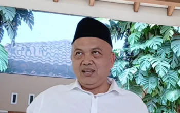 Agus Pudjo Djatmiko yang merupakan suami Wakil Bupati Semarang Nur Arifah, mendaftar sebagai bakal calon Kepala Desa Rembes dalam pilkades serentak 2026. (Bowo Pribadi/beritajateng.tv)