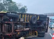 Truk Boks Terguling Usai Disundul Bus di Tol Semarang-Solo, Muatan Berceceran