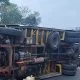 Truk Boks Terguling Usai Disundul Bus di Tol Semarang-Solo, Muatan Berceceran