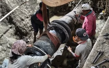 Sudah Sepekan Air PDAM Blora Tak Mengalir, Warga Tegalgunung Terpaksa ‘Ngangsu’ Tiap Pagi ke Sumur Tetangga