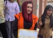 Menangis Saat Bacakan Pleidoi, Fadia Arafiq: Ibu Selalu Cari-cari Saya, Beliau Belum Tahu Kasus Ini