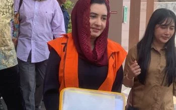 Menangis Saat Bacakan Pleidoi, Fadia Arafiq: Ibu Selalu Cari-cari Saya, Beliau Belum Tahu Kasus Ini