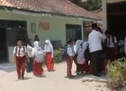 MI Semawur Blora Terdampak Kekeringan Setengah Tahun, Siswa Hendak Salat Terpaksa Wudu dari Rumah