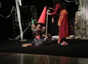 Ketika Buldoser Merampas Rumah Para Dhemit, Teater Kaplink Udinus Sindir Keserakahan Manusia