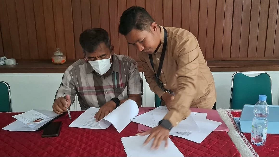 Aktivitas panitia pendaftaran bakal calon kepala desa, di Sekretariat Panitia Pilkades, Desa Bener, Kecamatan Tengaran, Kabupaten Semarang, Jumat, 9 Oktober 2026. (Bowo Pribadi/beritajateng.tv)