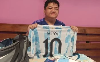 Fachri Anantyo saat memamerkan koleksi jersey Lionel Messi versi Barcelona dan Argentina miliknya. (Yuni Esa Anugrah/beritajateng.tv)