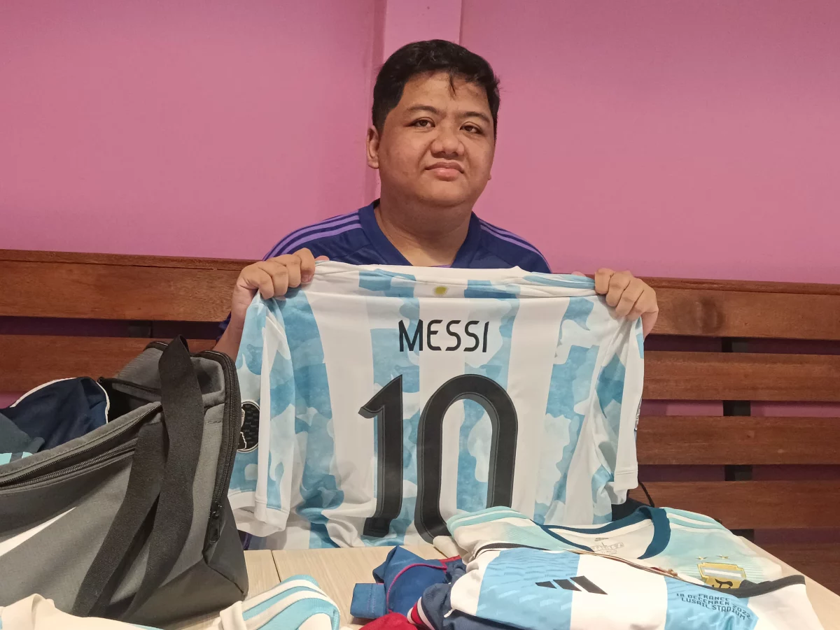 Fachri Anantyo saat memamerkan koleksi jersey Lionel Messi versi Barcelona dan Argentina miliknya. (Yuni Esa Anugrah/beritajateng.tv)