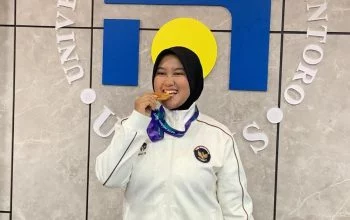 Atlet panahan Nurisa Dian Ashrifah peraih medali emas nomor compound individual putri Asian Games 2026 saat berkunjung ke Gedung Rektorat Udinus, Senin, 12 Oktober 2026. (Yuni Esa Anugrah/beritajateng.tv)
