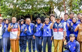 Wali Kota Salatiga, Robby Hernawan saat melepas kontingen Kota Salatiga pada Porprov Jawa Tengah XVII, di Kota Salatiga, Senin, 12 Oktober 2026. (Bowo Pribadi/beritajateng.tv)