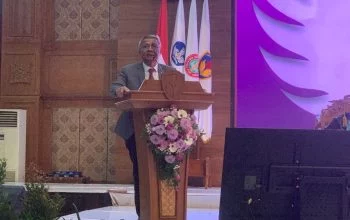 Ketua PGRI Jawa Tengah, Muhdi saat memberikan sambutan di Wisuda ke-84 UPGRIS di Balairung UPGRIS, Kota Semarang, Selasa, 13 Oktober 2026. (Yuni Esa Anugrah/beritajateng.tv)