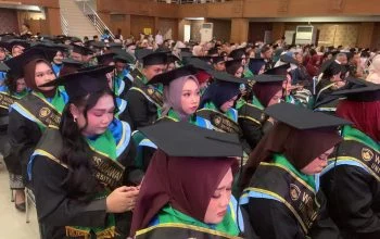 Wisudawan UPGRIS saat acara Wisuda ke-84 yang telah dibekali hard skill sesuai bidang keilmuan serta soft skill untuk beradaptasi di dunia kerja, Selasa, 13 Oktober 2026. (Yuni Esa Anugrah/beritajateng.tv)