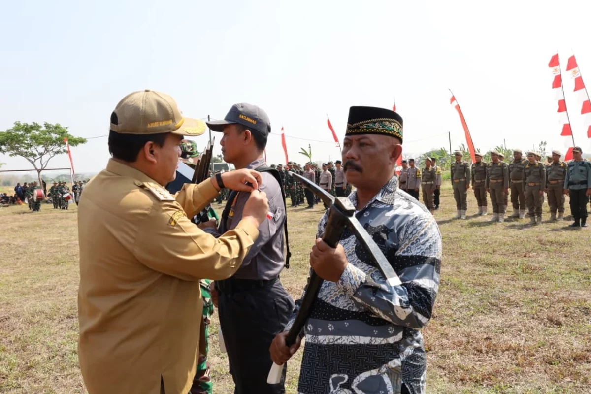 Bupati Blora Arief Rohman Menyematkan Pita tanda di mulainya TMMD Sengkuyung, di Lapangan Desa Pelem, Kecamatan Jati, Kabupaten Blora, Jawa Tengah, Selasa, 13 Oktober 2026. (Heri/beritajateng.tv)