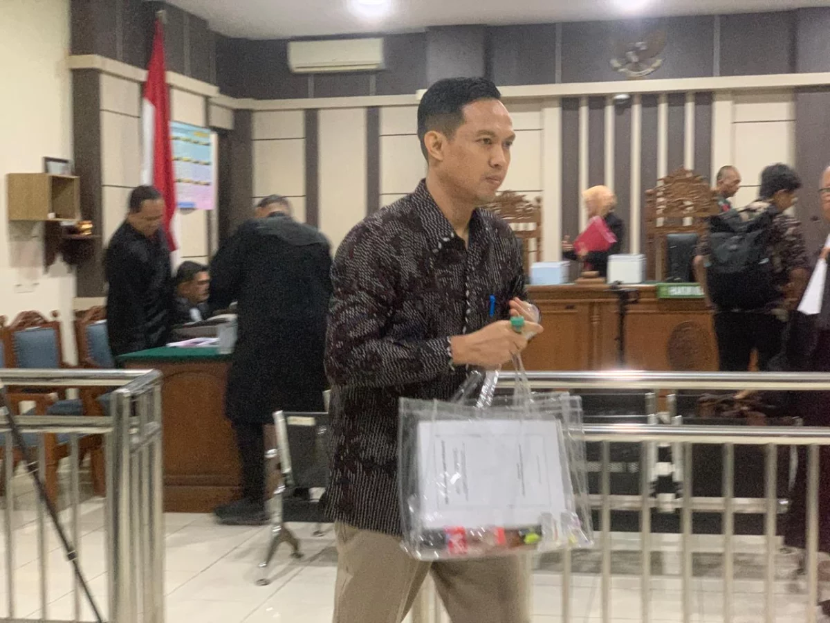 Bupati Cilacap nonatif Syamsul Auliya Rachman terdakwa perkara dugaan korupsi pengumpulan uang tunjangan hari raya (THR) usai membacakan pledoi dalam sidang di Pengadilan Tipikor Semarang, Selasa, 13 Oktober 2026. (Yuni Esa Anugrah/beritajateng.tv)