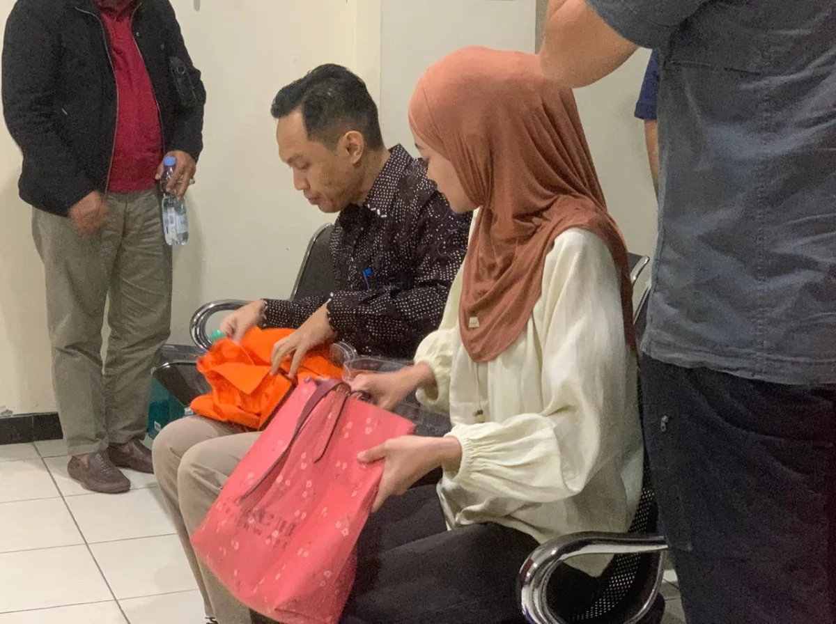Bupati Cilacap nonatif Syamsul Auliya Rachman bersama istrinya usai sidang pembacaan pledoi di Pengadilan Tipikor Semarang, Selasa, 13 Oktober 2026. (Yuni Esa Anugrah/beritajateng.tv)