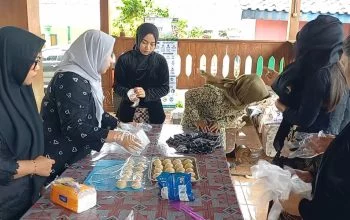 Warga Sedulur Sikep Samin Sambongrejo, Kabupaten Blora, dalam prose membuat kue donat dan kue kering dari tepung uwi dan talas, di Blora, yang digelar Selasa- Kamis, 13-15 Oktober 206. (Heri/beritajateng.tv)