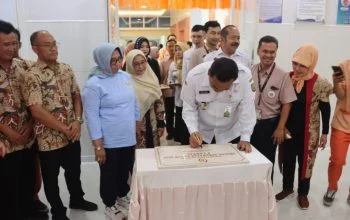 Bupati Blora, Arief Rohman saat menandatangani prasasti gedung baru RSU Permata, Rabu, 14 Oktober 2026. (Heri/beritajateng.tv)