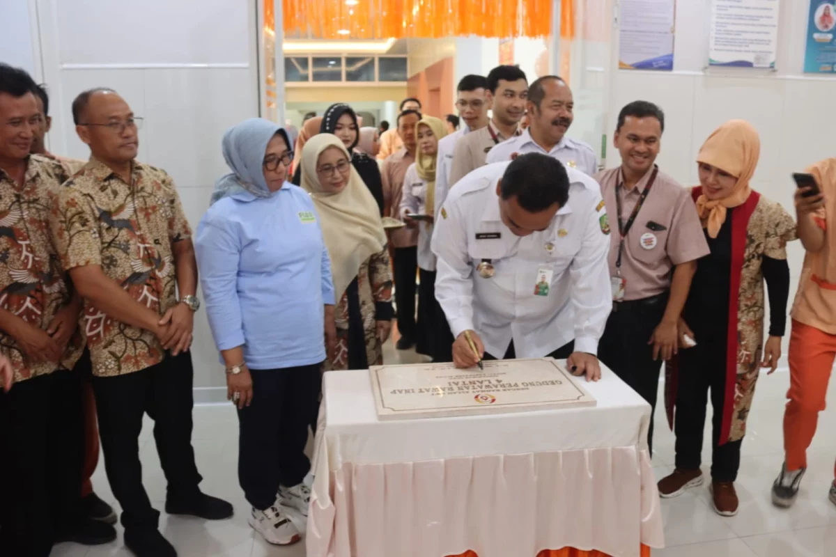 Bupati Blora, Arief Rohman saat menandatangani prasasti gedung baru RSU Permata, Rabu, 14 Oktober 2026. (Heri/beritajateng.tv)