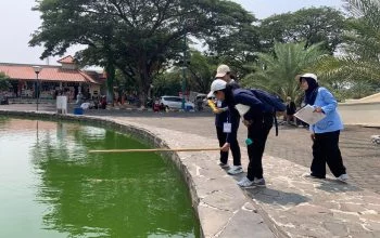 Guru SMP lintas mata pelajan saat mengukur berbagai macam objek di kawasan Masjid agung Jawa Tengah (MAJT) Kota Semarang, Rabu, 14 Oktober 2026. (Yuni Esa Anugrah/beritajateng.tv)