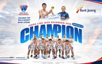 Direktur Utama Bank Jateng Bambang Widyatmoko berfoto bersama para atlet yang merupakan karyawan Bank Jateng usai meraih gelar juara Divisi 3 Liga Jasa Keuangan (LJK) 2026 di Pertamina Arena Simprug, Jakarta, Sabtu, 10 Oktober 2026. (Foto: Dok. Bank Jateng)