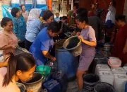 Warga Blora Serbu Kiriman Stok 4 Tangki Air Bersih, Ludes Kurang dari Sejam!