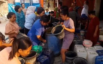 Warga Desa Jepangrejo, Kecamatan Blora, mendapat penyaluran air bersih sebanyak empat tangki dari Tim Penggerak PKK Kabupaten Blora, pada Rabu, 14 Oktober 2026. (Heri/beritajateng.tv)