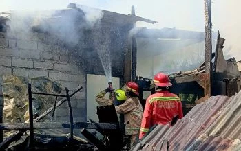 Petugas pemadam gabungan memadamkan api saat terjadi kebakaran kandang sapi di lingkungan Sugihwaras, Kelurahan Randuacir, Kota Salatiga, Jumat, 16 Oktober 2026. (Bowo Pribadi/beritajateng.tv)