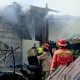 Petugas pemadam gabungan memadamkan api saat terjadi kebakaran kandang sapi di lingkungan Sugihwaras, Kelurahan Randuacir, Kota Salatiga, Jumat, 16 Oktober 2026. (Bowo Pribadi/beritajateng.tv)