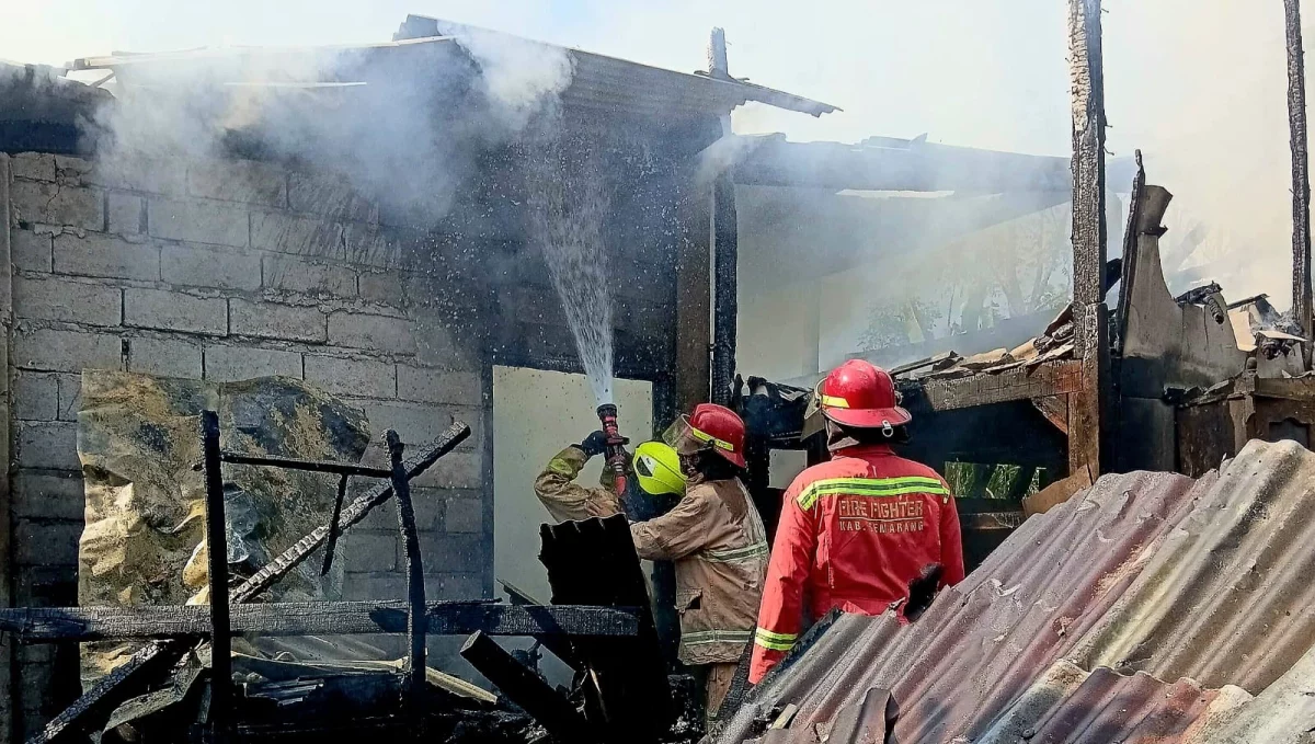 Petugas pemadam gabungan memadamkan api saat terjadi kebakaran kandang sapi di lingkungan Sugihwaras, Kelurahan Randuacir, Kota Salatiga, Jumat, 16 Oktober 2026. (Bowo Pribadi/beritajateng.tv)